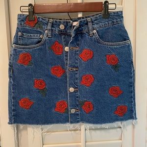 Zara jean skirt with roses size xs USA and 24 mex
